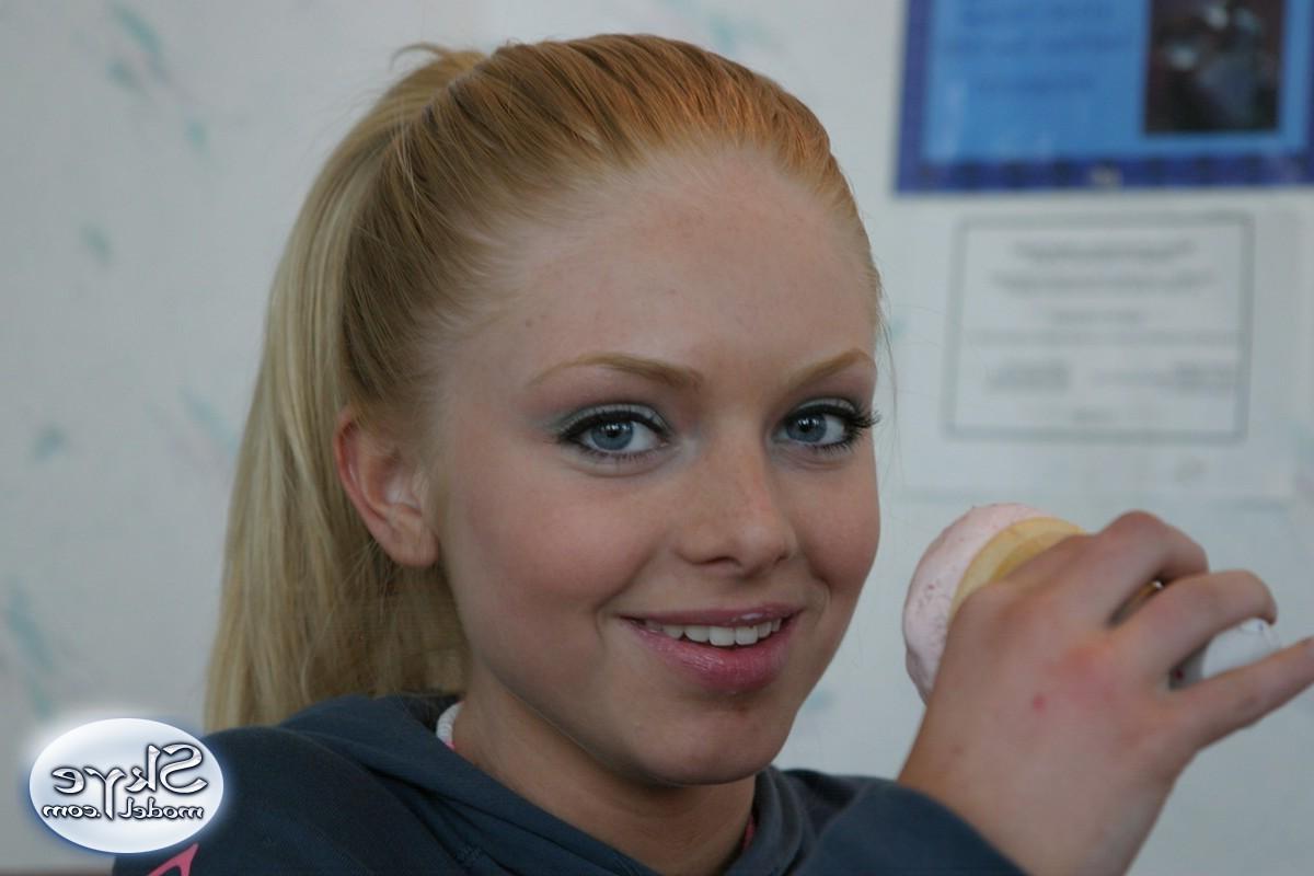 12P Watch as Skye teases with her oral skills on her ice cream cone