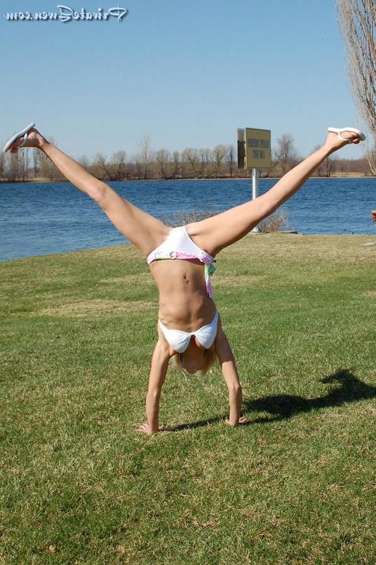 16P Pictures of Private Gwen having some fun in the sun