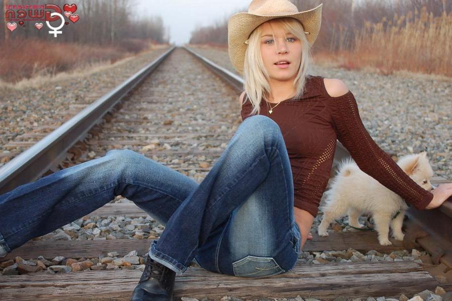 16P Pictures of Private Gwen flashing and pissing on the rail road