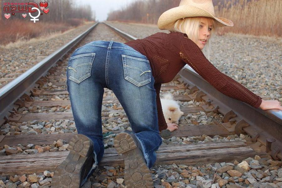 16P Pictures of Private Gwen flashing and pissing on the rail road