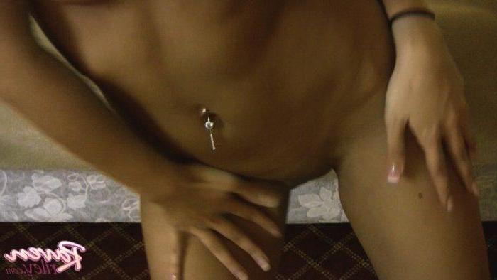 20P Pictures of Raven Riley fingering her pussy in bed