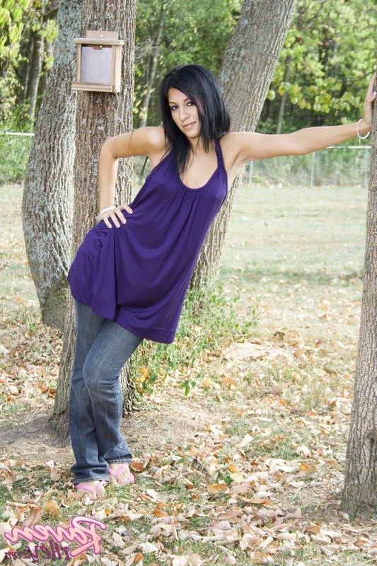 20P Pictures of Raven Riley rubbing her pussy outside