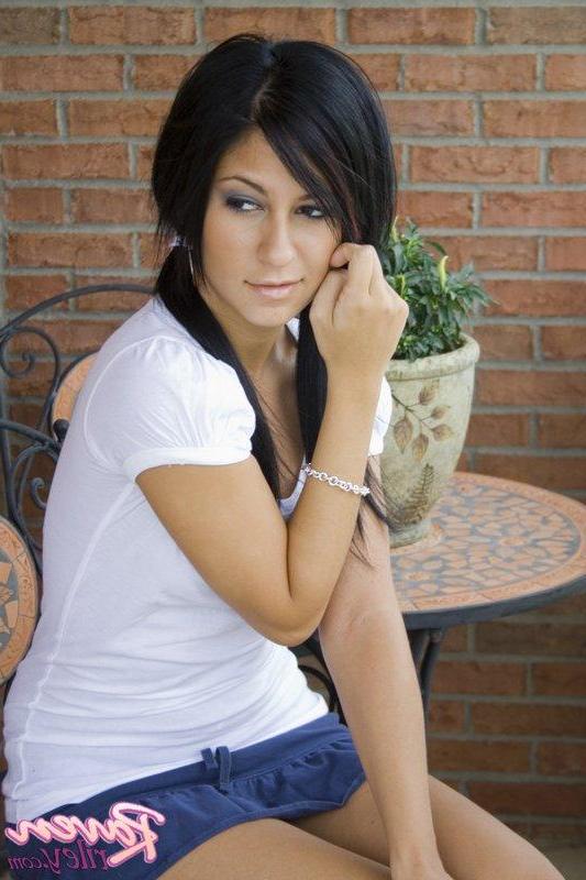 20P Pictures of Raven Riley showing you her pussy