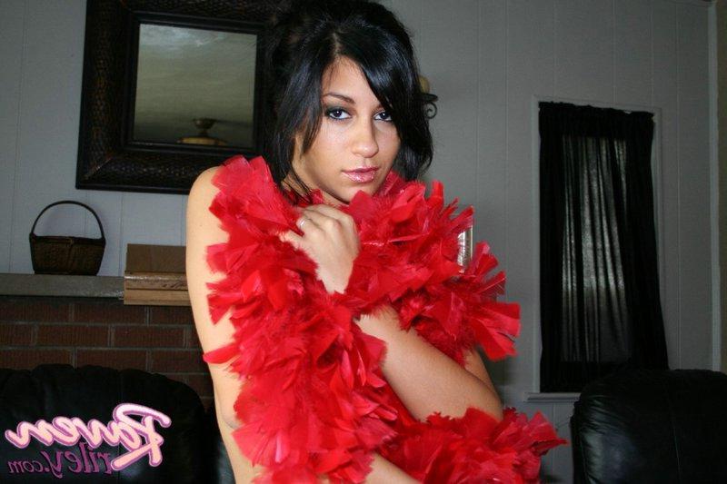 16P Raven Riley zeigt uns ihre Muschi