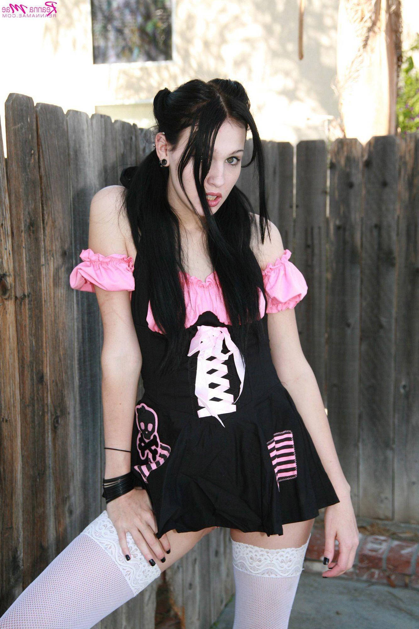 20P Pictures of Reanna Mae getting nude outside
