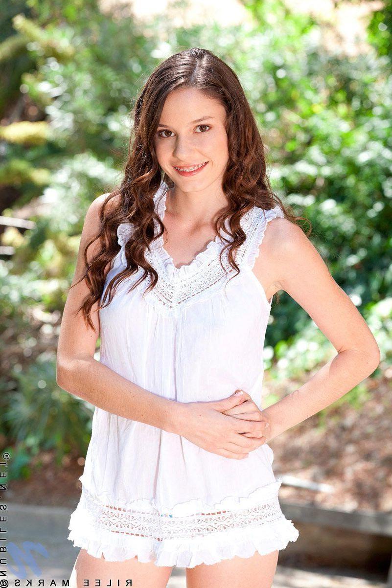20P Pictures of Rilee Marks teasing with her hotness