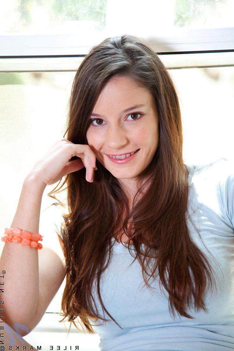 20P Pictures of Rilee Marks teasing with her hotness