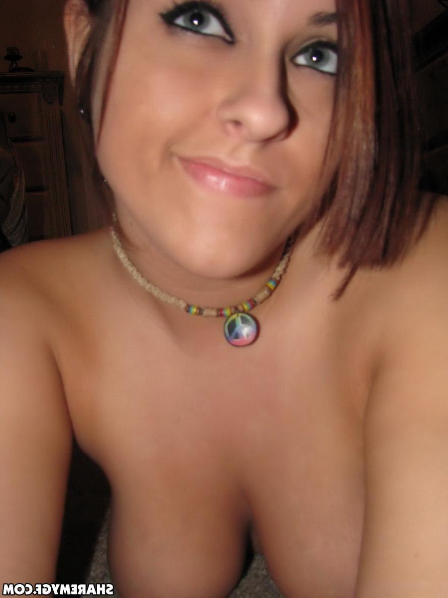 20P Brunette babe Roxy Belladonna takes sexy pics of her nude body