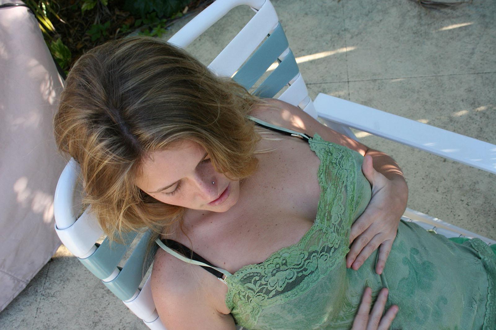 20P Pictures of Samantha Gauge rubbing herself outside