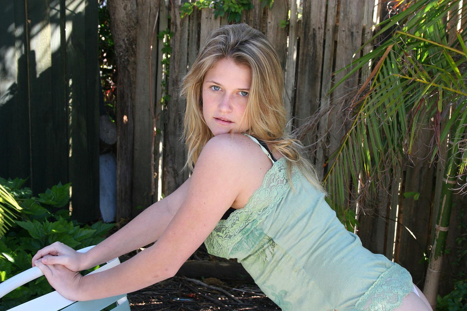 20P Pictures of Samantha Gauge rubbing herself outside