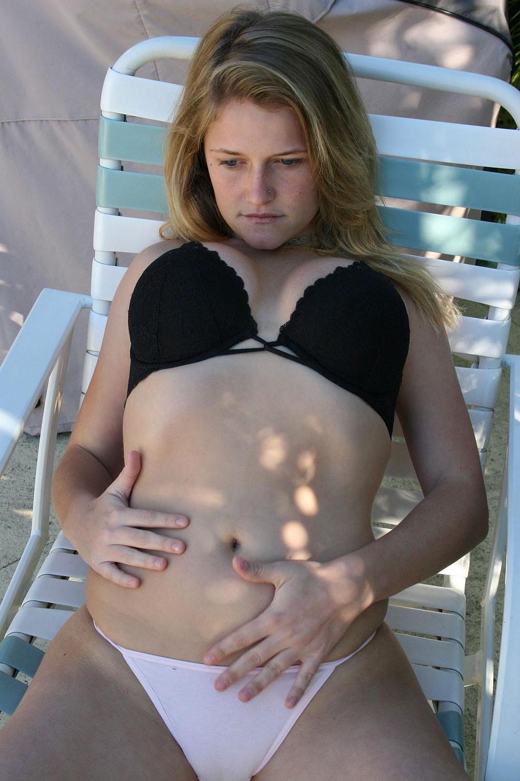20P Pictures of Samantha Gauge rubbing herself outside