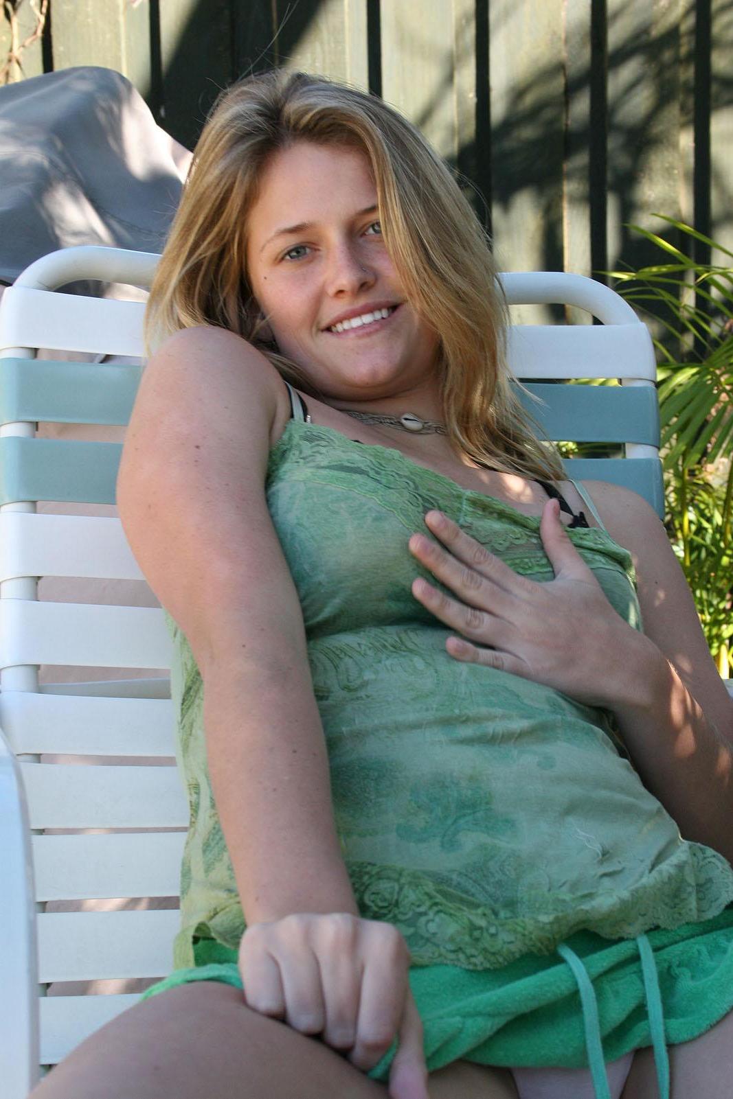20P Pictures of Samantha Gauge rubbing herself outside