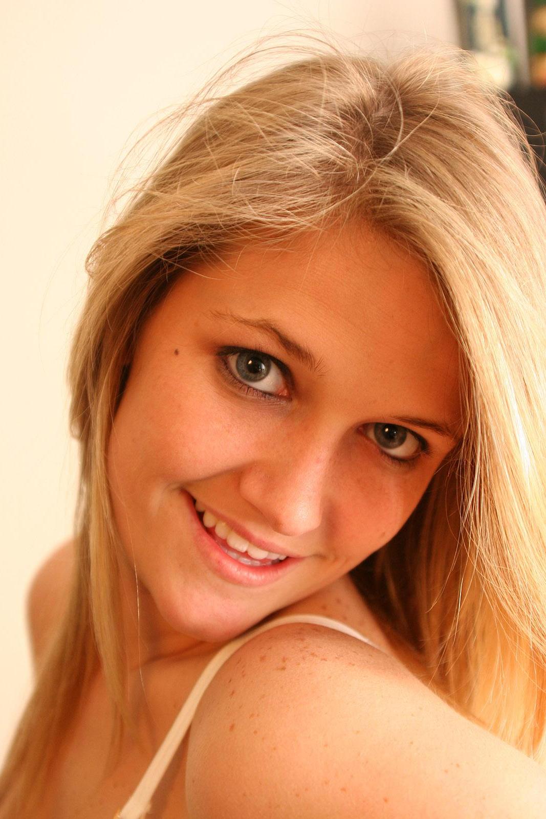 20P Pictures of Samantha Gauge showing you what\'s up her skirt