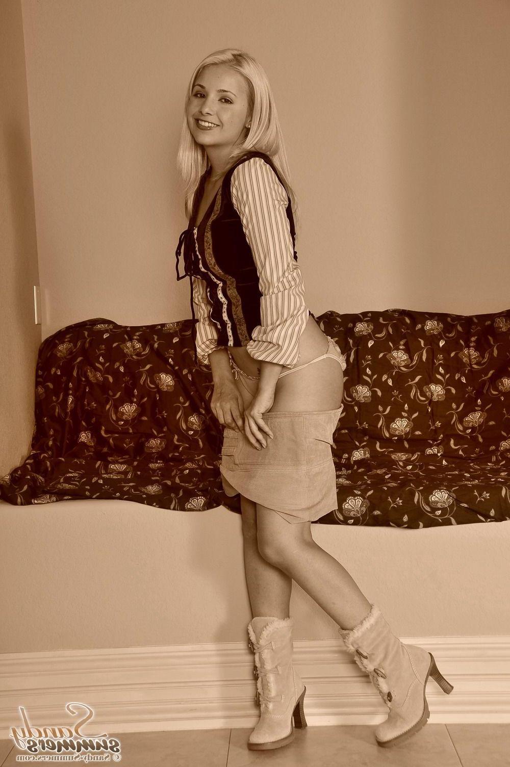 18P Pictures of teen cutie Sandy Summers showing her pussy in black and white