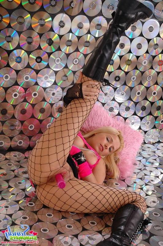 15P Pictures of Sandy Summers fucking both her holes with vibrators