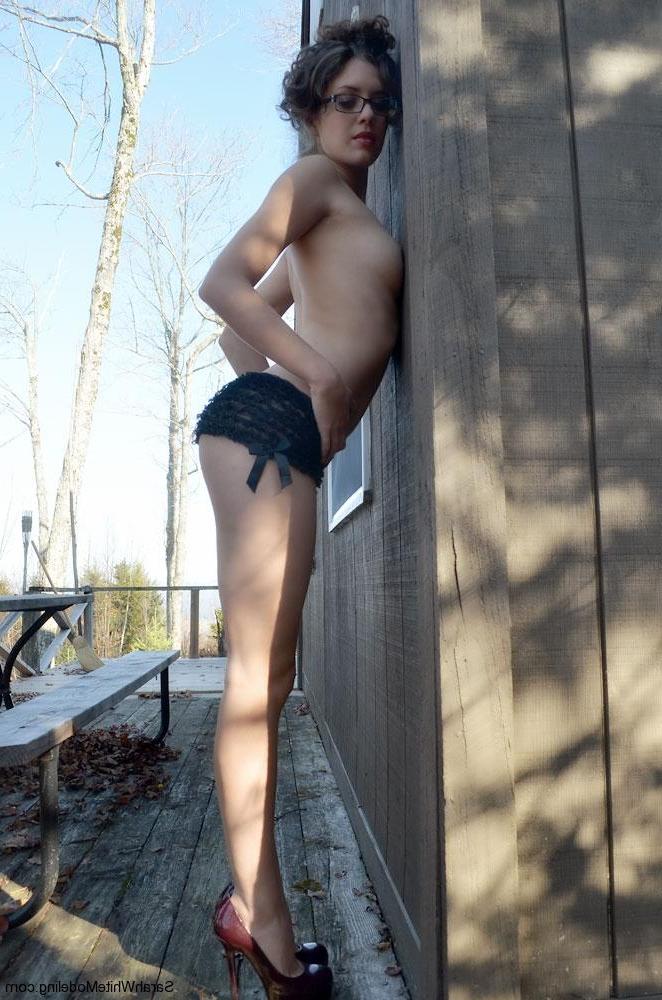 8P Sarah White shows off her sexy body outside