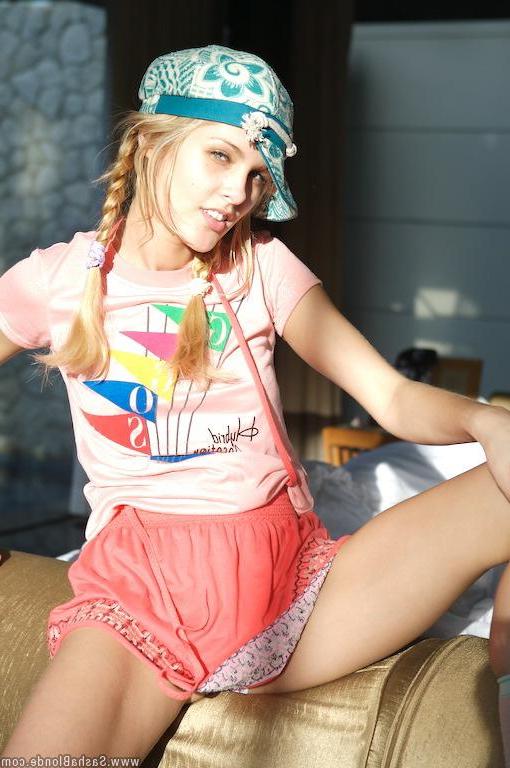 15P Pictures of Sasha Blonde getting all nude for you
