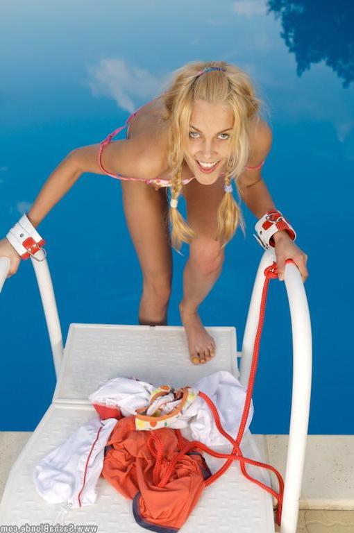 15P Photos de la mignonne jeune Sasha Blonde se doigtant sur un plongeoir