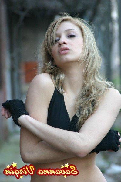 16P Pictures of Savanna Virgin taking her top off in the back yard
