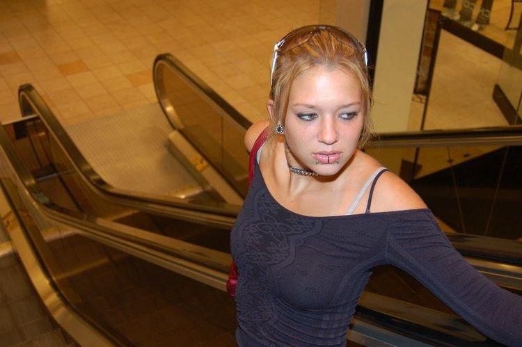 15P Pictures of Sexy Lette trying out clothes in the mall