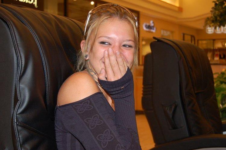 15P Pictures of Sexy Lette trying out clothes in the mall