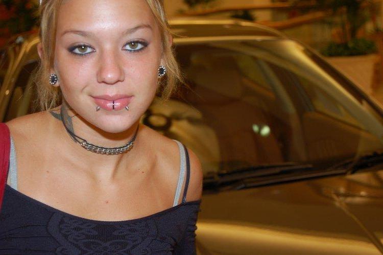 15P Pictures of Sexy Lette trying out clothes in the mall