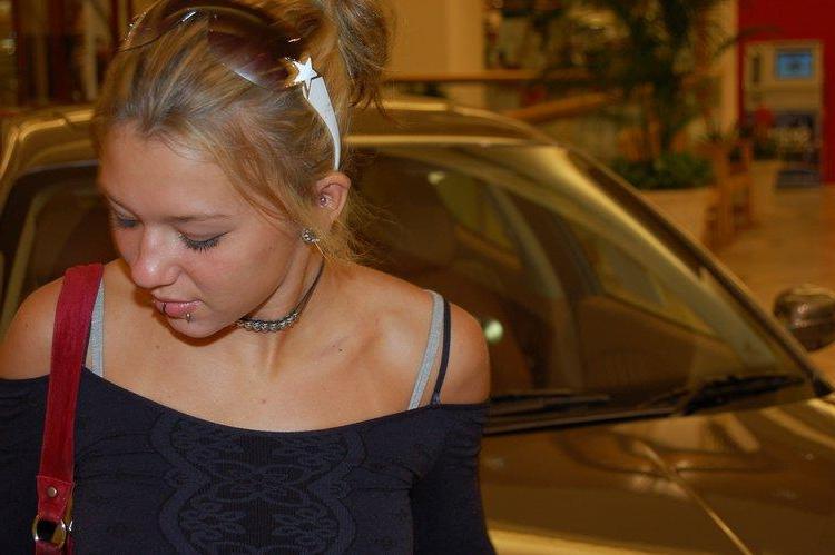 15P Pictures of Sexy Lette trying out clothes in the mall