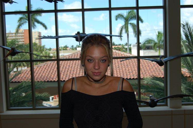 15P Pictures of Sexy Lette trying out clothes in the mall