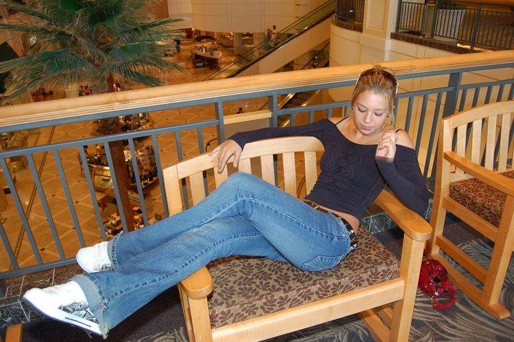 15P Pictures of Sexy Lette trying out clothes in the mall