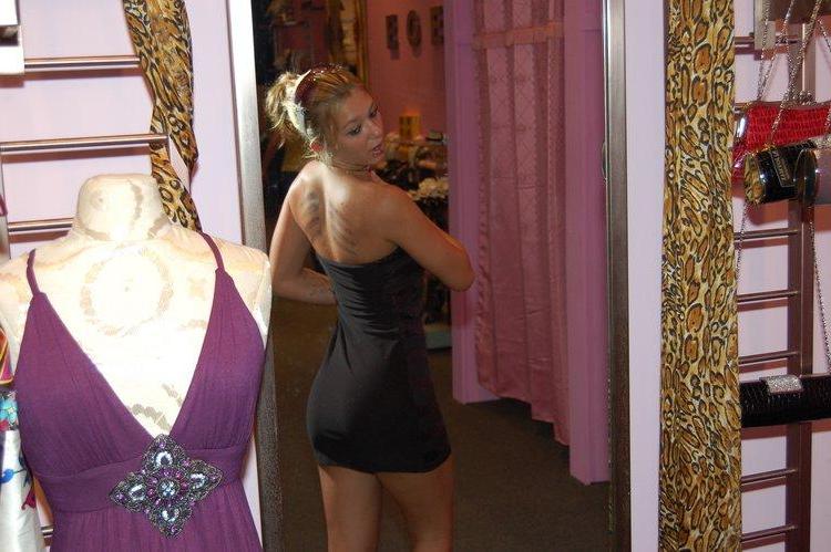 15P Pictures of Sexy Lette trying out clothes in the mall