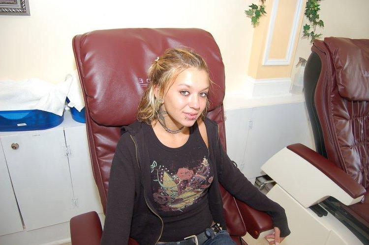 15P Pictures of Sexy Lette getting a pedicure