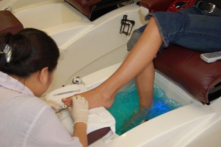 15P Pictures of Sexy Lette getting a pedicure