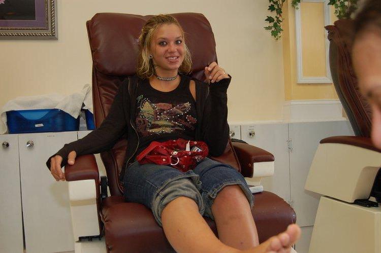 15P Pictures of Sexy Lette getting a pedicure