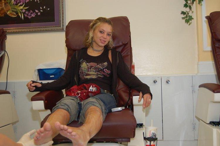 15P Pictures of Sexy Lette getting a pedicure