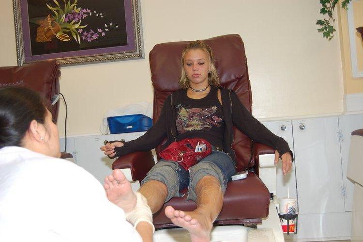 15P Pictures of Sexy Lette getting a pedicure