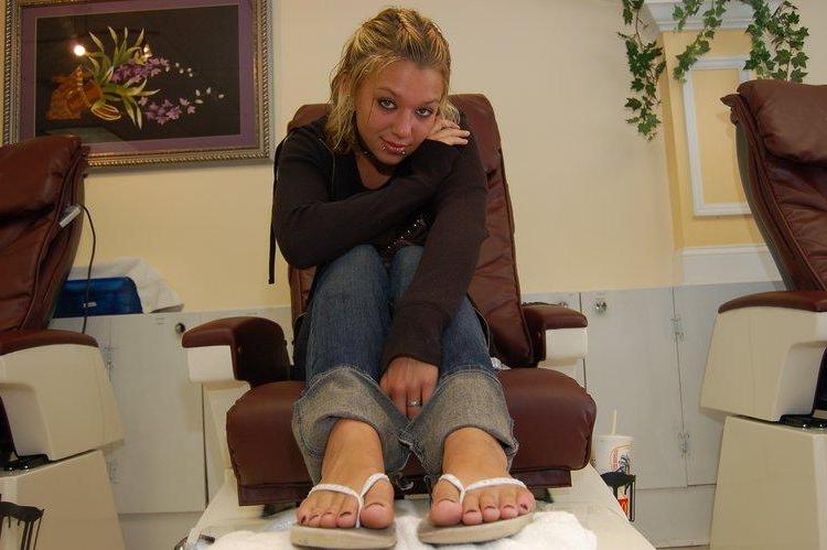 15P Pictures of Sexy Lette getting a pedicure