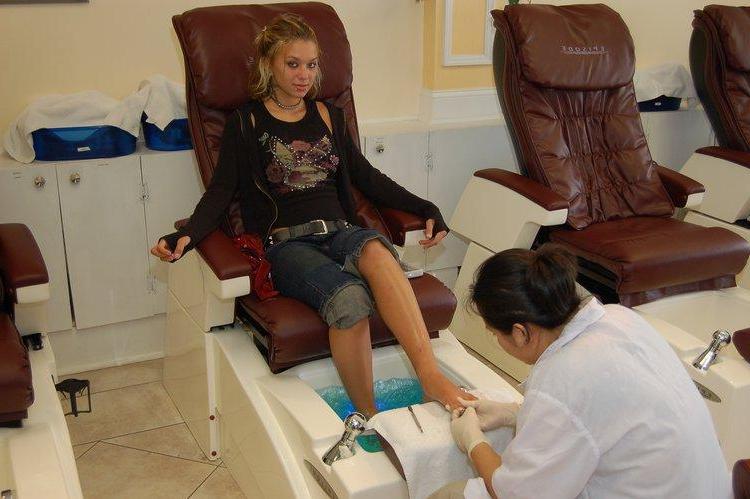 15P Pictures of Sexy Lette getting a pedicure