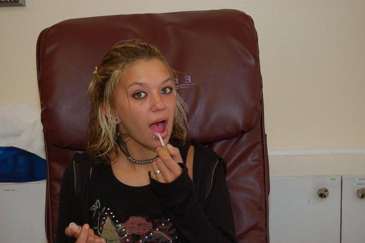 15P Pictures of Sexy Lette getting a pedicure