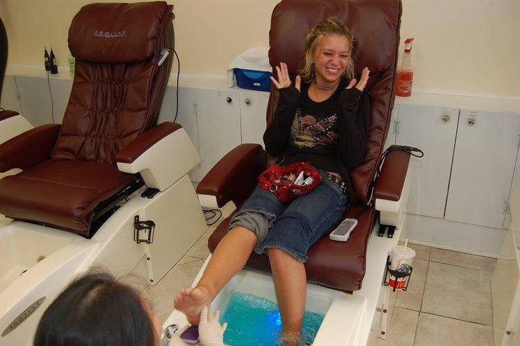 15P Pictures of Sexy Lette getting a pedicure