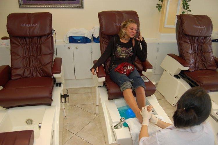 15P Pictures of Sexy Lette getting a pedicure