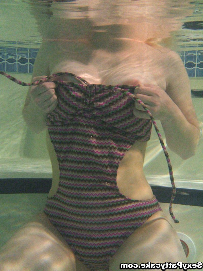 16P Pictures of teen girl Pattycake getting all wet for you