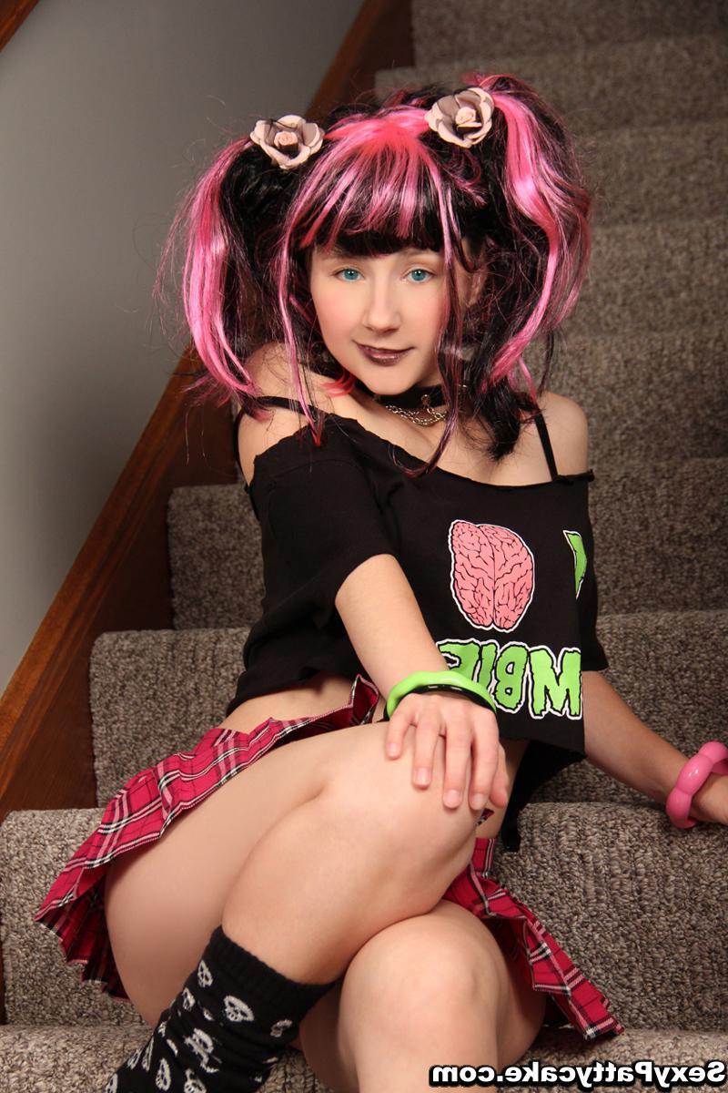 16P Pictures of Pattycake dressed as a sexy zombie rocker