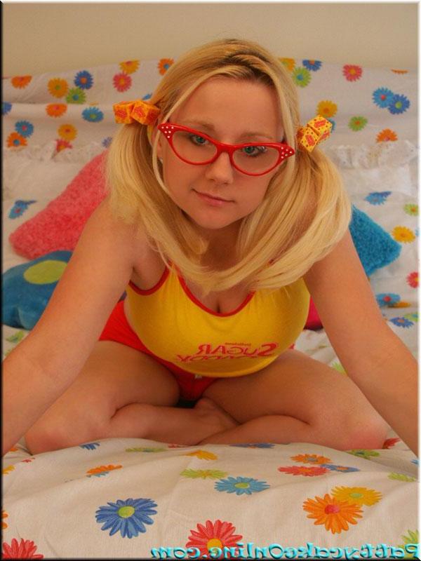 16P Pictures of Sexy Patty Cake teasing in bed