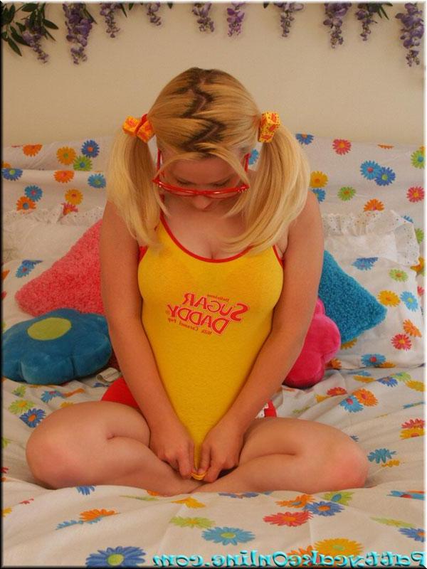 16P Pictures of Sexy Patty Cake teasing in bed
