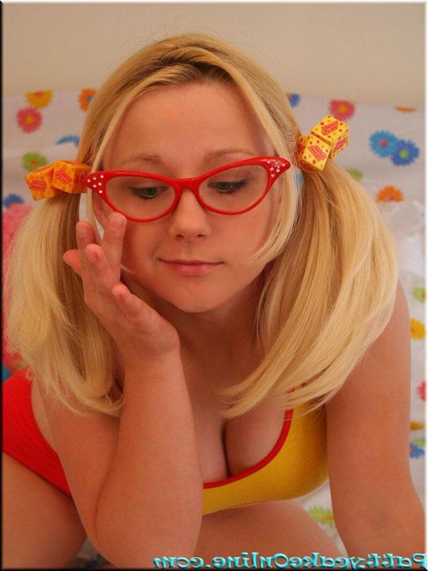 16P Pictures of Sexy Patty Cake teasing in bed