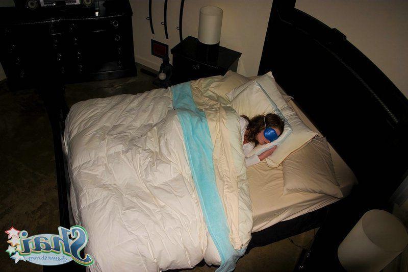 20P Pictures of teen babe Shai West fingering her pussy in bed