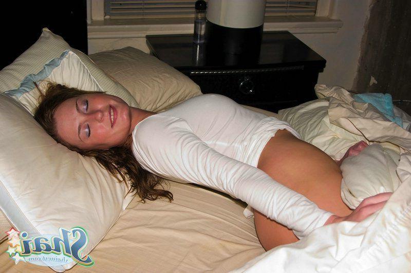 20P Pictures of teen babe Shai West fingering her pussy in bed