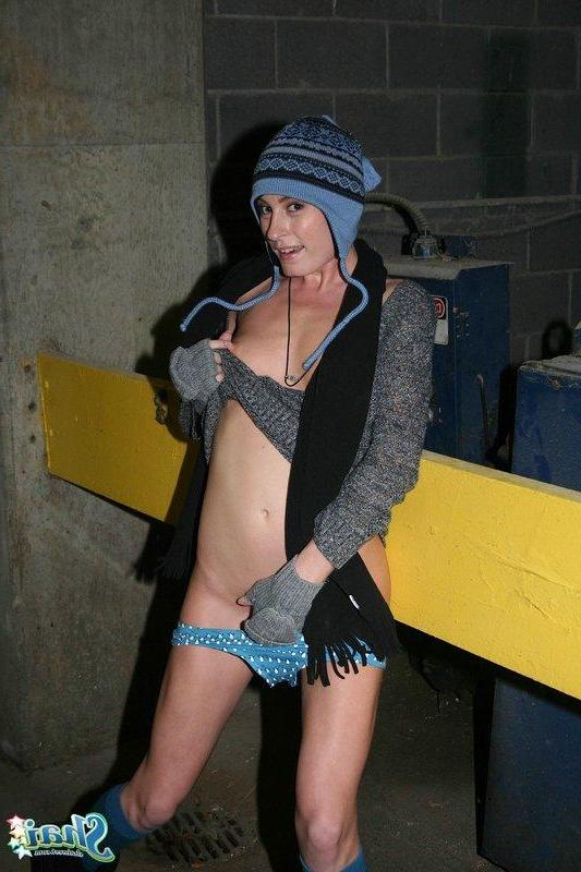 20P Pictures of Shai West rubbing her pussy outside