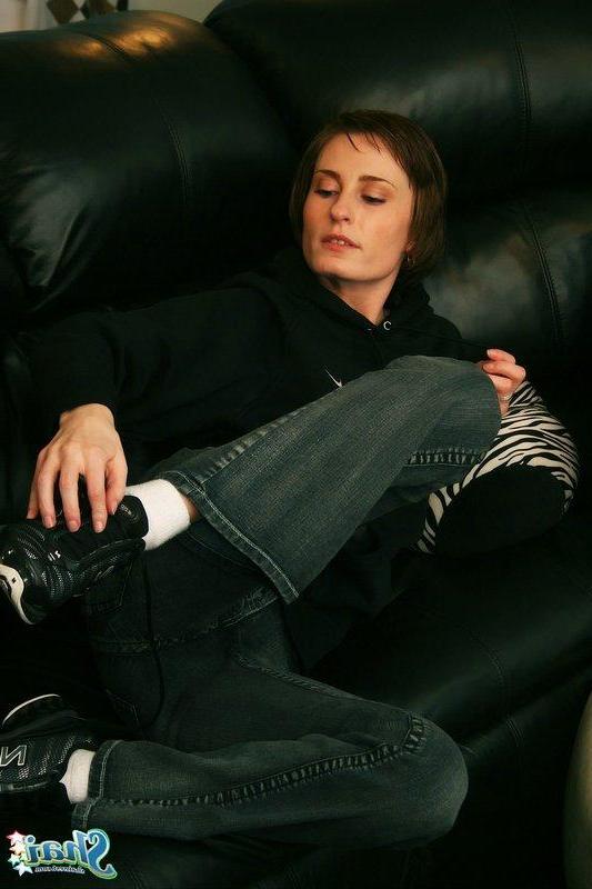 16P Pictures of Shai West getting her pussy ready for you