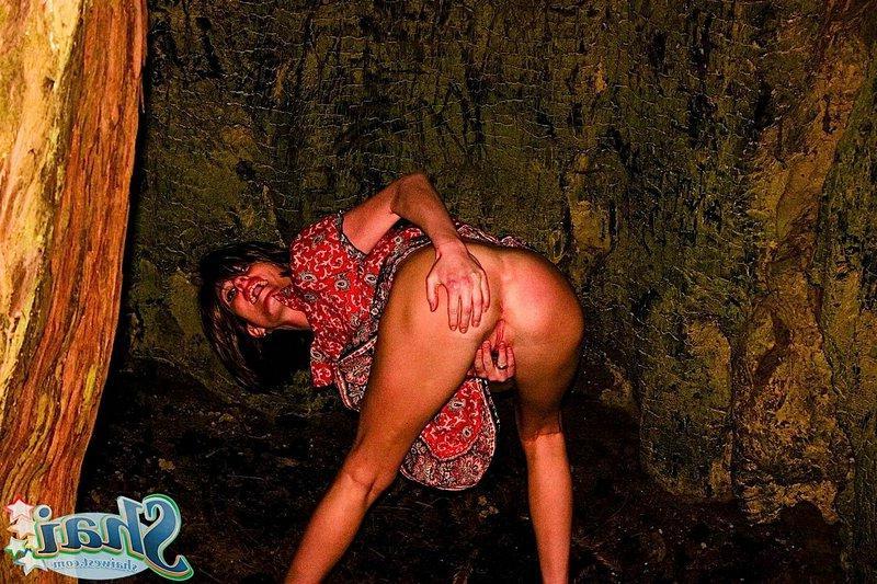 20P Pictures of teen amateur Shai West fingering her pussy in the woods